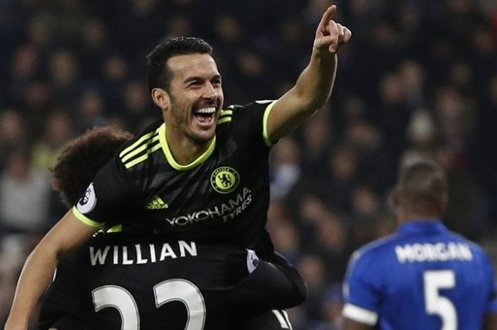 Pemain Chelsea, Pedro Rodriguez, merayakan gol ke gawang Leicester City bersama rekannya, Willian, dalam laga Premier League di Stadion King Power, Sabtu (14/1/2017). 