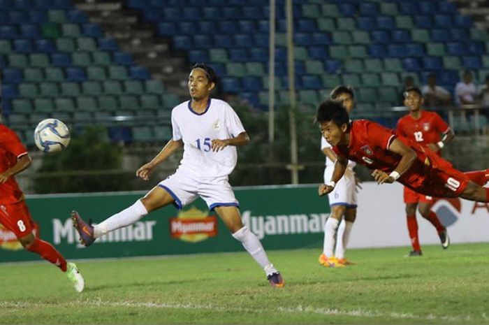 Aksi terbang striker timnas U-19 Myanmar, Win Naing Tun (kanan) saat menyundul bola untuk membobol gawang timnas U-19 Filipina pada laga lanjutan Grup B Piala AFF U-18 2017 di Stadion Thuwunna, Yangon, Senin (11/9/2017) malam.