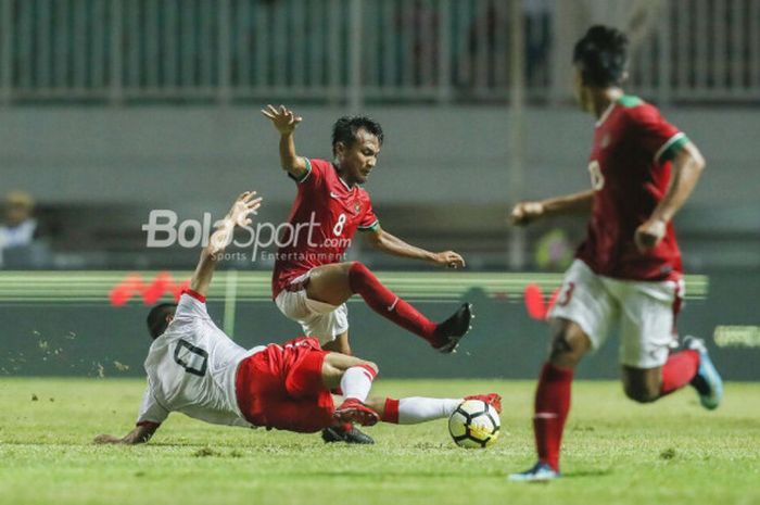 Pemain Timnas U-23 Indonesia, Muhammad Hargianto, berduel dengan pemain timnas U-23 Bahrain pada laga PSSI Anniversary Cup 2018 di Stadion Pakansari, Bogor, Jumat (27/4/2018)