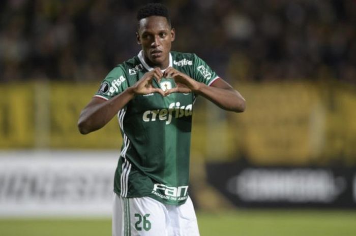 Yerry Mina merayakan golnya untuk Palmeiras ke gawang Penarol dalam partai Piala Libertadores di  Siglo Stadium, Montevideo, 26 April 2017.