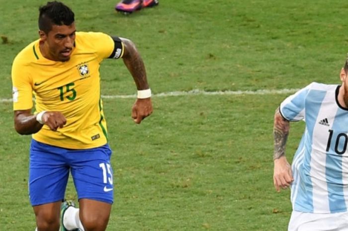 Paulinho (kiri) berusaha mengejar Lionel Messi dalam partai Kualifikasi Piala Dunia 2018 antara timnas Brasil lawan Argentina di Belo Horizonte, Brasil, 10 November 2016.