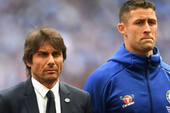 Bek sekaligus kapten Chelsea, Gary Cahill (kanan), berbaris bersama sang pelatih, Antonio Conte, jelang laga final Piala FA 2017 di Stadion Wembley, London, pada Sabtu (27/5/2017).