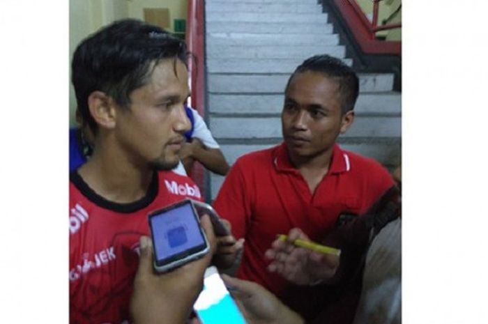 Gelandang Bali United Gede Sukadana menjadi wartawan gadungan saat mewawancarai Irfan Bachdim di Stadion Dipta Gianyar, Minggu (3/9/2017) malam. 