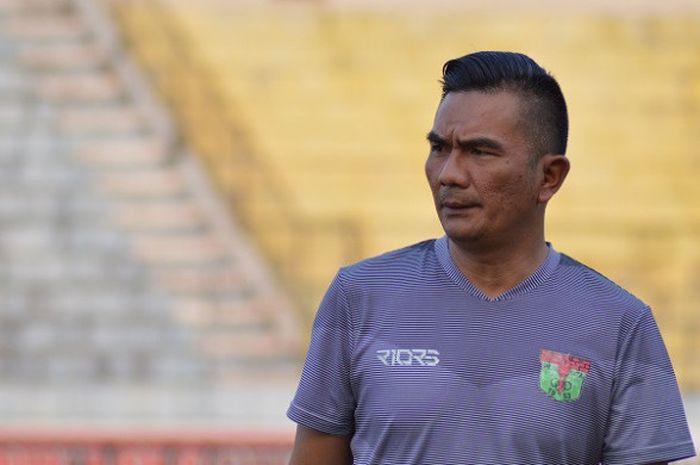 Pelatih Persita Tangerang, Wiganda Saputra, saat memimpin official training di Stadion Wilis, Madiun, Minggu (29/7/2018) sore WIB.