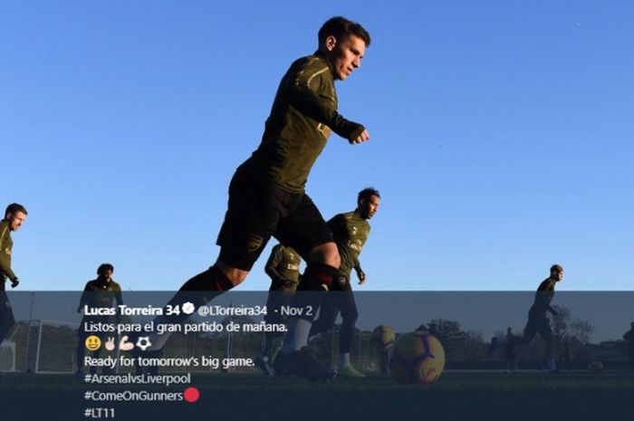 Gelandang Arsenal, Lucas Torreira, melakukan latihan bersama rekan setim jelang laga Liga Inggris melawan LIverpool pada 3 November 2018.