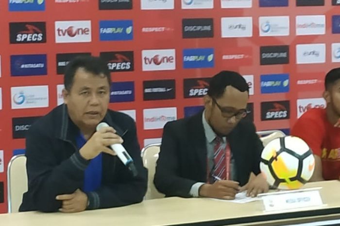 Pelatih dan kiper Semen Padang, Syafrianto Rusli serta Rendy Oscario dalam jumpa pers pasca laga fin