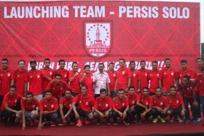 Pose pemain Persib bersama pelatih, ofisial, dan manajemen pada launching tim di Stadion Sriwedari, Kota Solo, pada Kamis (28/4/2016). 