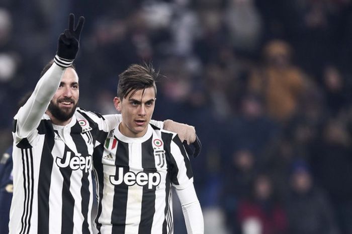 Striker Juventus Gonzalo Higuain berselebrasi bersama kompatriotnya Paulo Dybala usai membobol gawang Genoa pada Kamis (21/12/2017).