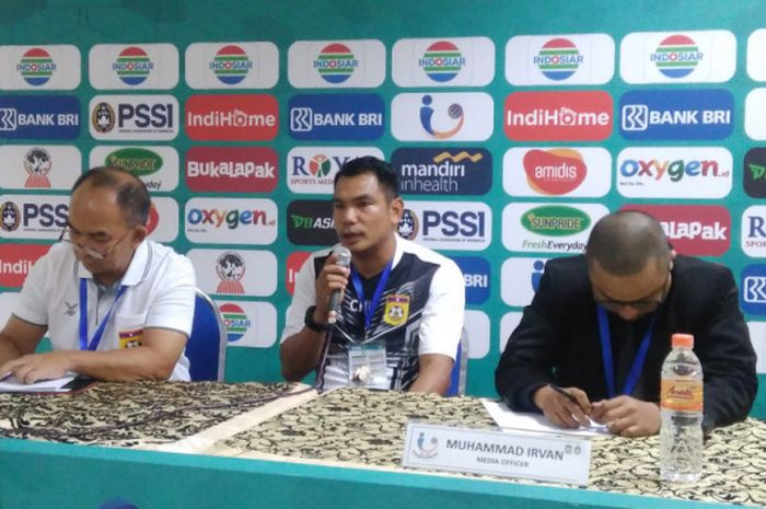 Pelatih timnas U-19 Laos, Chusak Sriphum (tengah), berbicara kepada awak media seusai laga kontra timnas U-19 Thailand di Stadion Gelora Joko Samudro, Gresik, Selasa (3/7/2018)