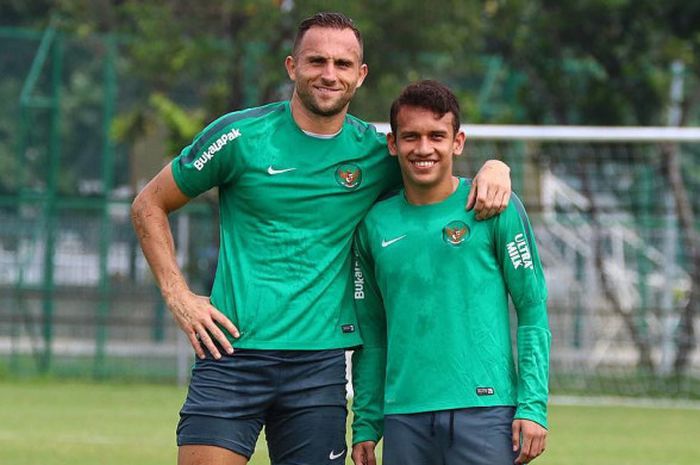   Ilija Spasojevic (kiri) bersama Egy Maulana Vikri saat mengikuti Training Camp Timnas Indonesia  