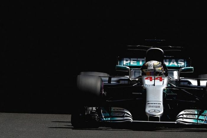 Pebalap tim Mercedes, Lewis Hamilton, melewati ujung terowongan sirkuit Monte-Carlo, Monaco, dalam sesi latihan GP Monaco 2017 pada (27/5/2017).