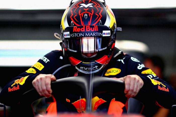 Max Verstappen saat bersiap memasuki mobil Red Bull Racing jelang mengikuti salah satu sesi pada hari pertama gelaran F1 GP Prancis 2018, Jumat (22/6/2018).