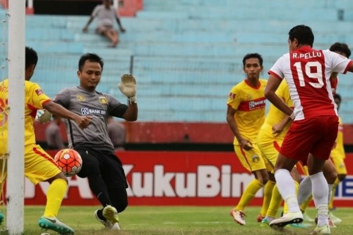 Penyelesaian akhir gelandang PSM Makassar, Rizky Pellu, yang berujung gol kemenangan kontra Bhayangkara FC di Stadion Gelora Delta, Sidoarjo, Senin (21/11/2016).