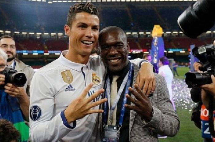 Cristiano Ronaldo dan Clarence Seedorf berpose dengan empat jari menunjukkan jumlah trofi Liga Champions yang diraih seusai laga final kontra Juventus di Stadion Millenium, Sabtu (3/6/2017). 