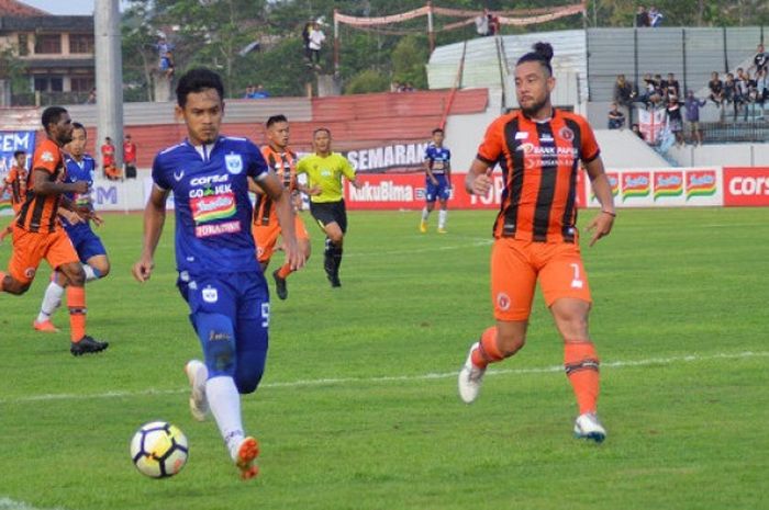 Gelandang PSIS Semarang, Bayu Nugroho, saat berhadapan dengan Perseru Serui pada kompetisi Liga 1 2018.