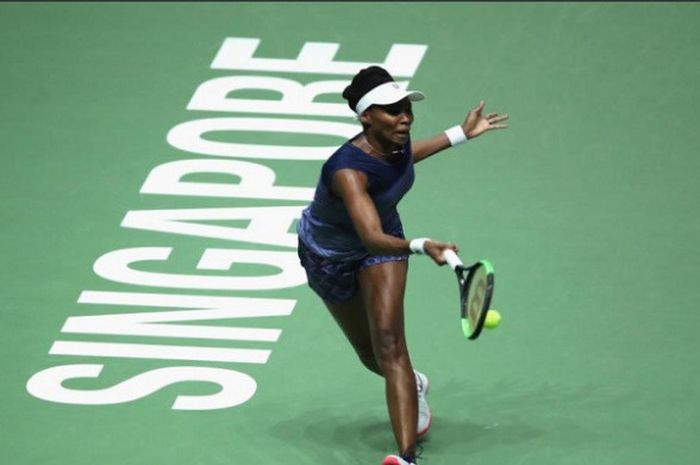 Venus Williams saat menghadapi Caroline Garcia pada semifinal WTA Finals 2017 yang digelar di Singapura, Sabtu (28/10/2017).