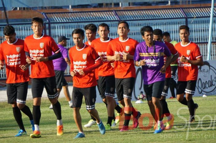 Para pemain Bali United saat melakukan uji lapangan di stadion Surajaya Lamongan, Minggu (30/7/2017).