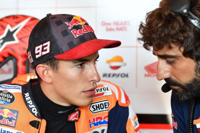 Pebalap Repsol Honda Team asal Spanyol, Marc Marquez (kiri), berdiskusi dengan kepala kru timnya, Santi Hernandez, pada GP Ceska yang berlangsung di Sirkuit Brno, 4-6 Agustus.