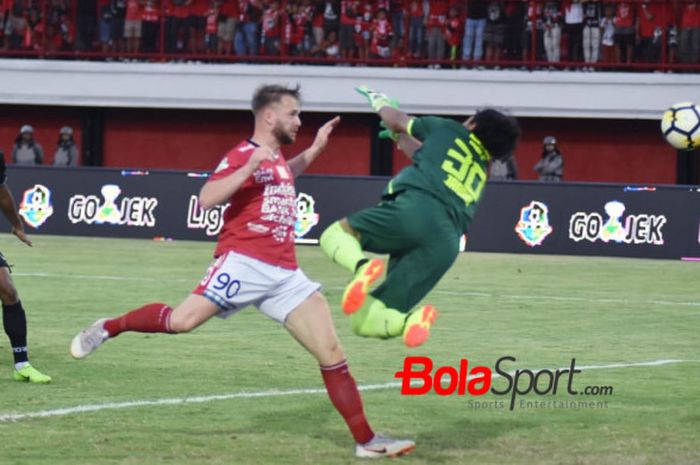 Kiper PSIS, Jandia Eka Putra yang 'terbang' saat mengantisipasi bola dari penyerang Bali United, Melvin Platje pada pekan ke-19 Liga 1 2018 di Stadion Kapten I Wayan Dipta, Gianyar, 4 Agustus 2018. 