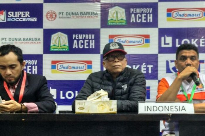 Ketua Panitia Pelaksana (panpel) Aceh World Solidarity Cup 2017, M Zaini Yusuf (kanan), bersama Ketua Umum BOPI, M Noor Aman (kiri), memberikan pernyataan pers di Stadion Harapan Bangsa, Banda Aceh, Senin (4/12/2017).