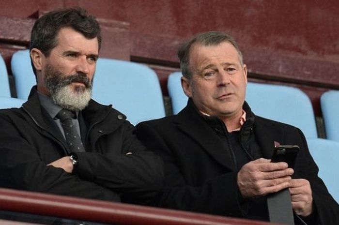 Asisten pelatih Republik Irlandia, Roy Keane (kiri), menyaksikan pertandingan Premier League yang mempertemukan antara Aston Villa melawan Tottenham Hotspur di Stadion Villa Park, Birmingham, Inggris, 13 Maret 2016.