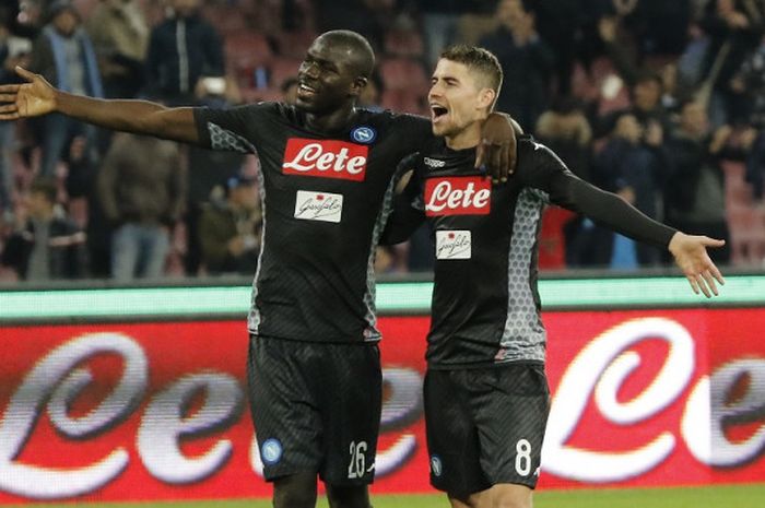 Pemain Napoli, Jorginho (kanan) dan Kalidou Koulibaly, melakukan selebrasi seusai laga Liga Italia kontra AC Milan di Stadion San Paolo, Naples pada 18 November 2018.