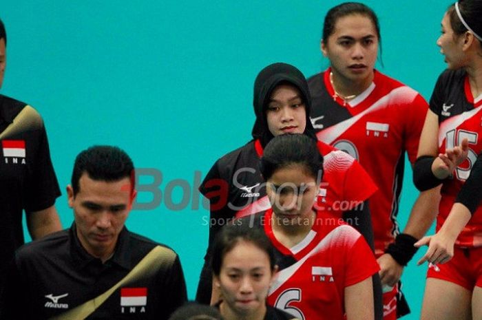 Para pemain tim nasional bola voli putri Indonesia sedang memasuki lapangan pertandingan di MiTEC Hall, Kuala Lumpur, Malaysia.