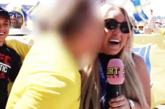 Screenshoot video seorang penggemar mencium reporter televisi asal Swedia. 