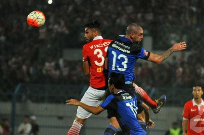 Gelandang Madura United, Dane Milovanovic (kanan), saat berduel udara dengan bek Persija, Willian Pacheco (kiri), pada laga pekan ke-12 TSC di Stadion Gelora Bangkalan, Madura, Minggu (24/7/2016).