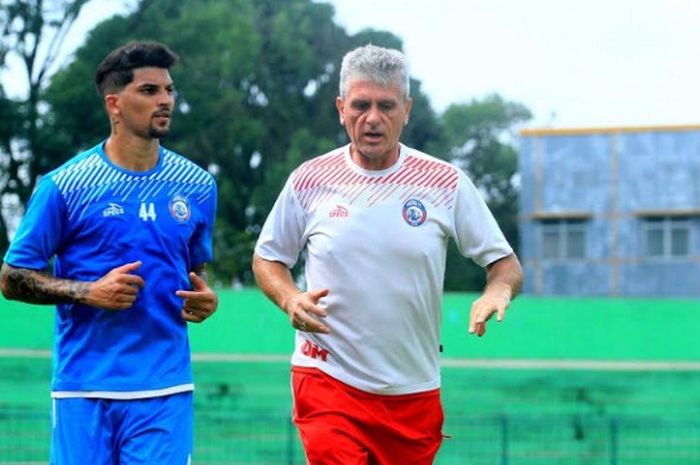 Arthur Cunha menjalani latihan bersama Pelatih fisik Arema FC Dusan Milovanovic
