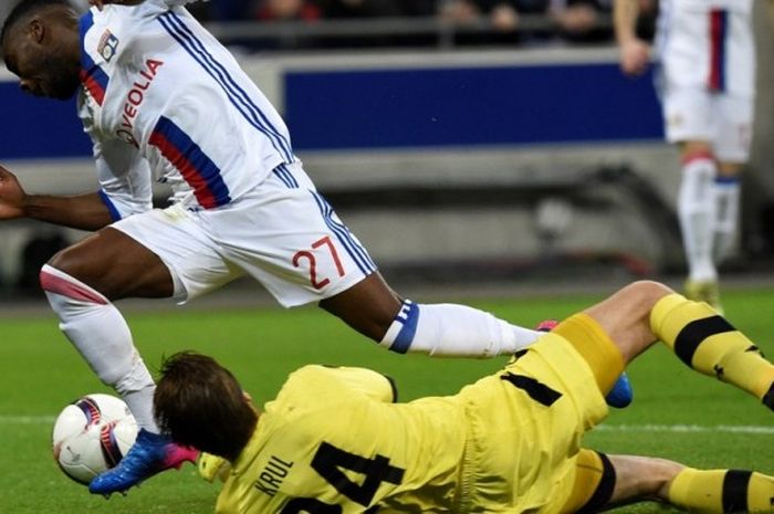 Kiper AZ Alkmaar, Tim Krul, berduel dengan pemain Olympique Lyon, Maxwel Cornet, dalam laga leg kedua babak 32 besar Liga Europa di Stade de Lyon, Prancis, 23 Februari 2017.