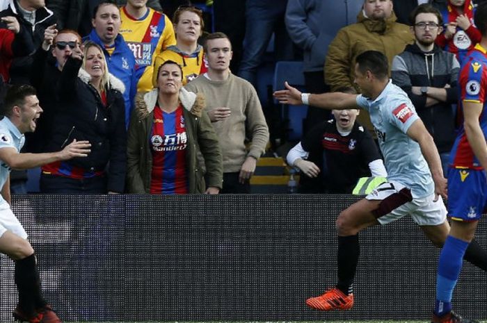 Penyerang West Ham, Javier Hernandez, merayakan gol ke gawang Crystal Palace pada laga Liga Inggris di Selhurst Park, Sabtu (28/10/2017).