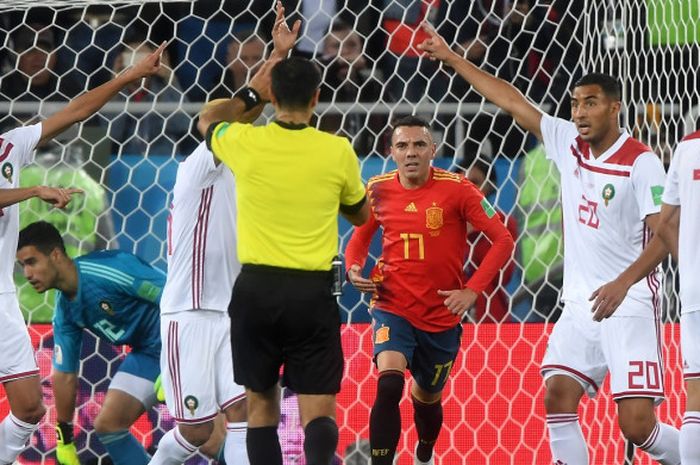 Penyerang timnas Spanyol, Iago Aspas, mencetak gol yang baru dikonfirmasi lewat VAR dalam laga Grup B melawan Maroko, 25 Juni 2018 di Kaliningrad Stadium.