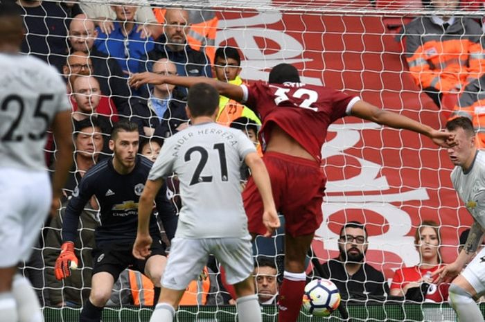 Bek Liverpool FC, Joel Matip (tengah), melepaskan tembakan jarak dekat yang dapat ditepis kiper Manchester United, David De Gea, dalam laga Liga Inggris di Stadion Anfield, Liverpool, pada 14 Oktober 2017.