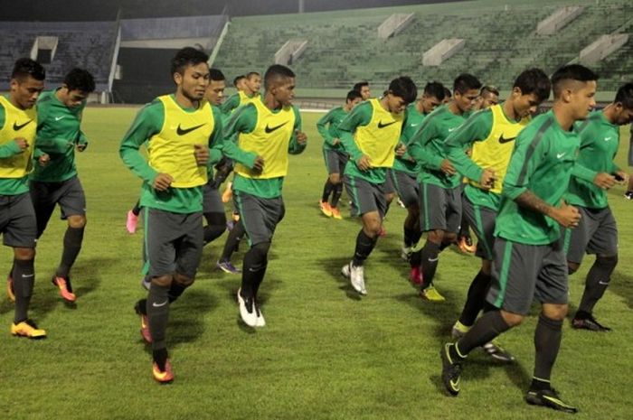 Para pemain tim nasional Indonesia melakukan latihan di Stadion Manahan, Solo, pada Minggu (4/9/2016).