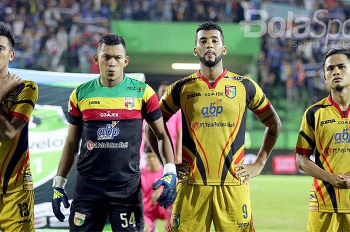 Pemain Mitra Kukar (kiri-kanan), Bayu Pradana, Joko Ribowo, Marclei Santos, dan Wiganda Pradika, berfoto menjelang dimulainya laga pekan ke-8 Liga 1 melawan Arema FC di Stadion Gajayana Malang, Jawa Timur, Minggu (28/05/2017) malam.