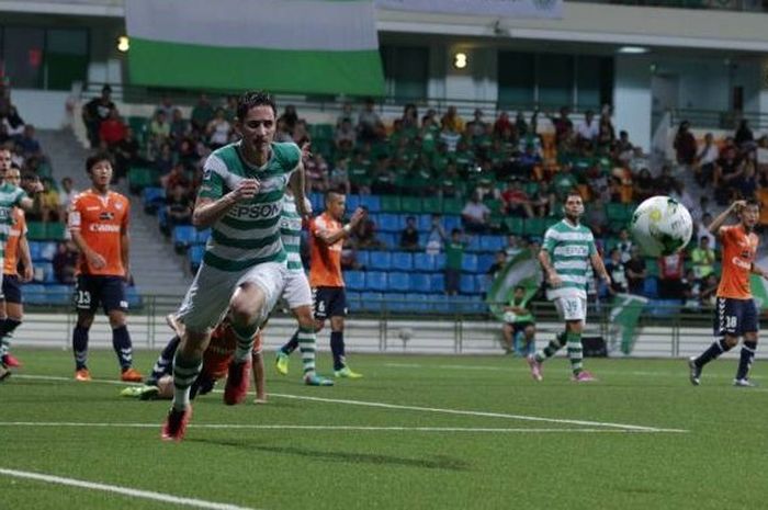 Bek veteran milik Geylang International, Daniel Bennett saat mencoba mengamankan bola saat timnya bersua Albirex Niigata pada laga Liga Singapura di Stadion Jalan Besar, 20 Mei 2016. 