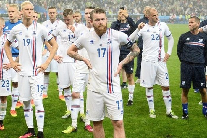 Reaksi para pemain Islandia usai laga perempat final Piala Eropa 2016 kontra Perancis, di Stade de France, Saint-Denis, Minggu (3/7/2016). 
