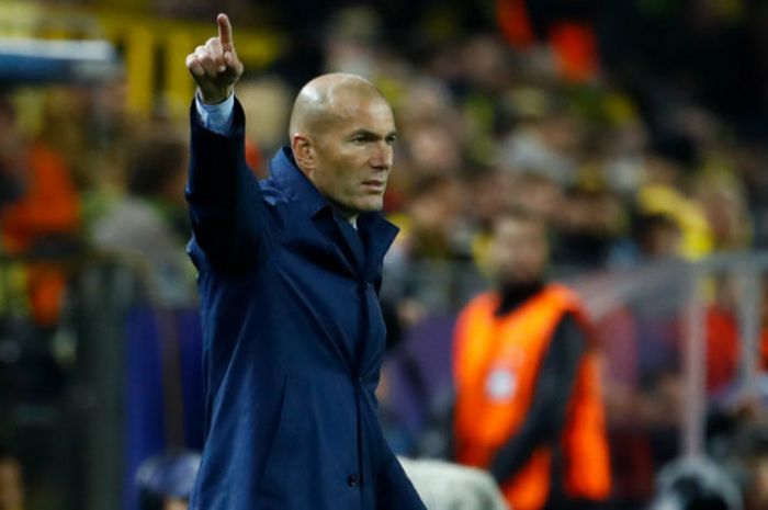 Zinedine Zidane saat mendampingi Real Madrid dalam laga di kandang Borussia Dortmund, Signal Iduna Park, Selasa (26/9/2017).