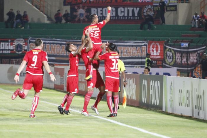 Selebrasi pemain Persija Jakarta, Riko Simanjuntak, seusai membobol gawang PSIS Semarang, Selasa (18/9/2018). 