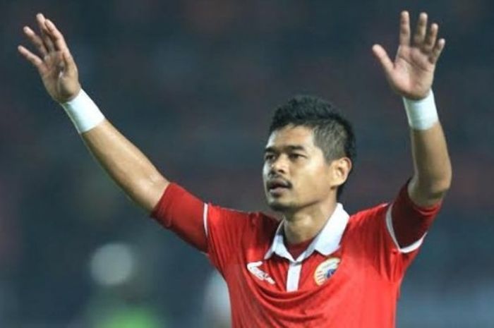 Kapten sekaligus striker Persija, Bambang Pamungkas mengangkat tangannya seusai timnya menjamu PS TNI di SUGBK, Jakarta pada 10 Juni 2016.  Bambang absen membela Persija saat dijamu Persela akhir pekan ini.