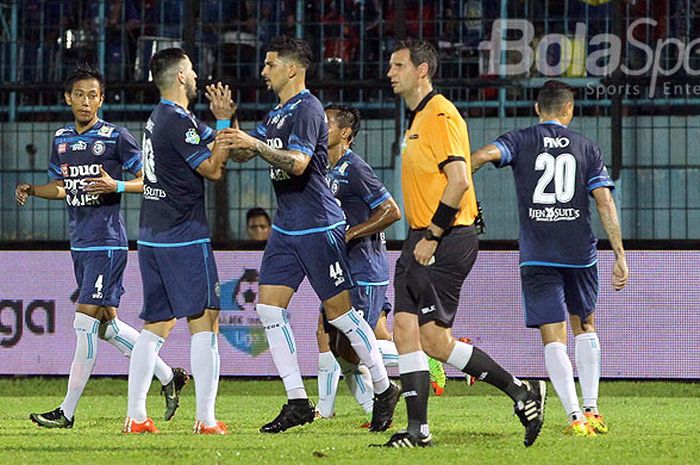 Bek Arema FC, Arthur Cunha (tengah), merayakan gol bersama rekan setimnya saat melawan Persegres Gresik United pada pekan ke-31 Liga 1 di Stadion Kanjuruhan Malang, Jawa Timur, Rabu (25/10/2017) malam.