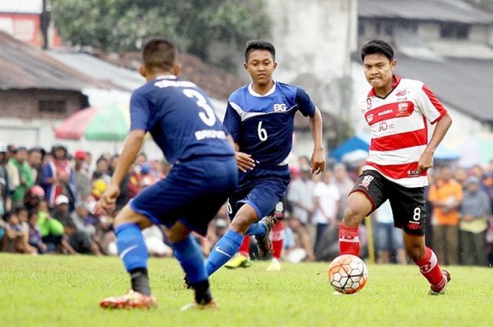 Pemain baru Madura United, Fandi Eko (kanan), mencetak satu gol dalam laga ekshibisi melawan klub Tunas Muda untuk memeriahkan pernikahan Bayu Gatra di Lapangan Glogowiro Kalisat Jember, Jawa Timur (16/01/2017).
