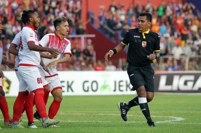 Wasit Eno Sembiring (kanan) diprotes para pemain PSBK Kota Blitar saat tim itu dijamu Persik pada laga Grup 6 Liga 2 musim 2017 di Stadion Brawijaya, Kediri, Selasa (16/5/2017) sore. 