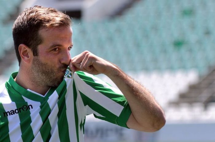 PEmain asal Belanda, Rafael van der Vaart, berpose pada sesi perkenalannya di Real Betis pada 16 Juni 2015.