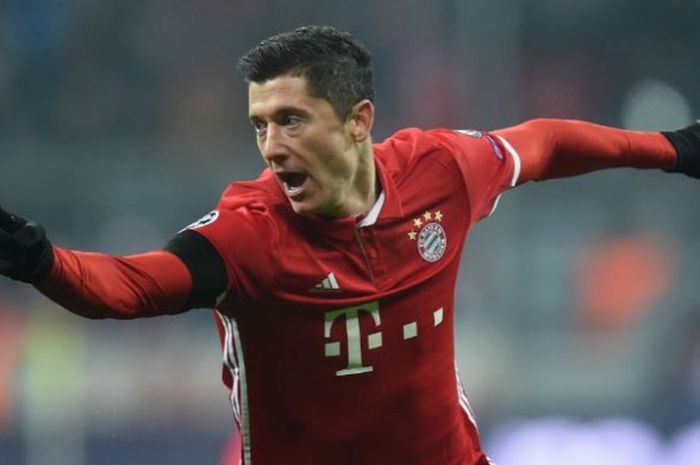 Selebrasi penyerang FC Bayern, Robert Lewandowski, saat mencetak gol kontra Atletico Madrid dalam pertandingan Grup D Liga Champions di Stadion Fussball Arena, Muenchen, Selasa (6/12/2016). 