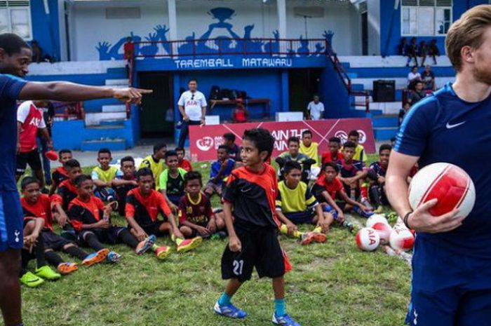 Dua pelatih akademi Tottenham Hotspur, Anton Blackwood (kiri) dan Danny Mitchell, saat memberikan pelatihan kepada anak-anak di Lapangan Matawaru, Desa Tulehu, Maluku Tengah, dalam acara AIA Sepak Bola Untuk Negeri - Train The Trainer pada Sabtu (21/4/2018).