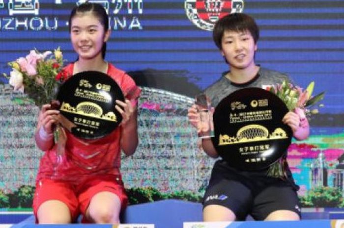 Gao Fangjie (kiri) dan Akane Yamaguchi (kanan) saat berpose di podium China Open 2017. 