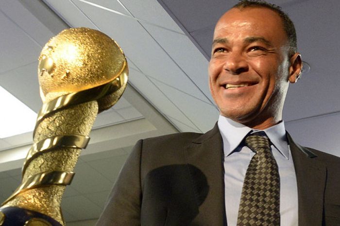 Mantan pemain sepak bola asal Brasil, Marcos Evangelista de Morais alias Cafu, berpose bersama trofi