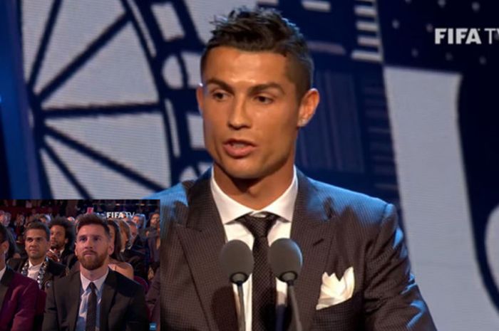 Penyerang Real Madrid Cristiano Ronaldo saat menyampaikan pidato kemenangan di ajang FIFA The Best Football Awards 2017 dan menyebut dua nama rivalnya, Lionel Messi dan Neymar.